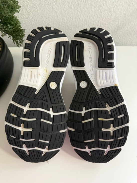 Brooks Ghost 16 Women Brooks Ghost 16 Women size 9.5 Running Shoes in Navy and Pink with Gold Logo